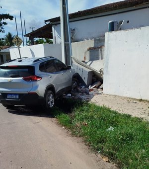 Carro colide contra muro de escola; condutora estaria embriagada, segundo testemunhas