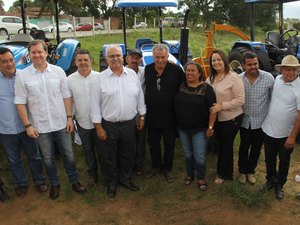 Agricultura familiar de Arapiraca é contemplada com dois novos tratores