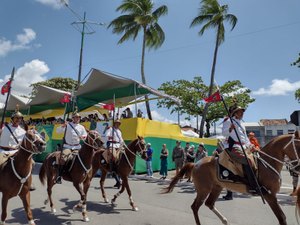 Após dois anos, desfile da Independência leva multidão à praia da Avenida