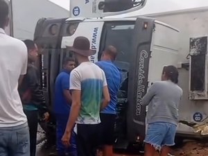 Caminhão colide com muro após perder controle em pista molhada na AL-110