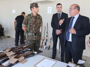 ?Corregedoria entrega 200 armas e quase 3 mil munições ao Exército