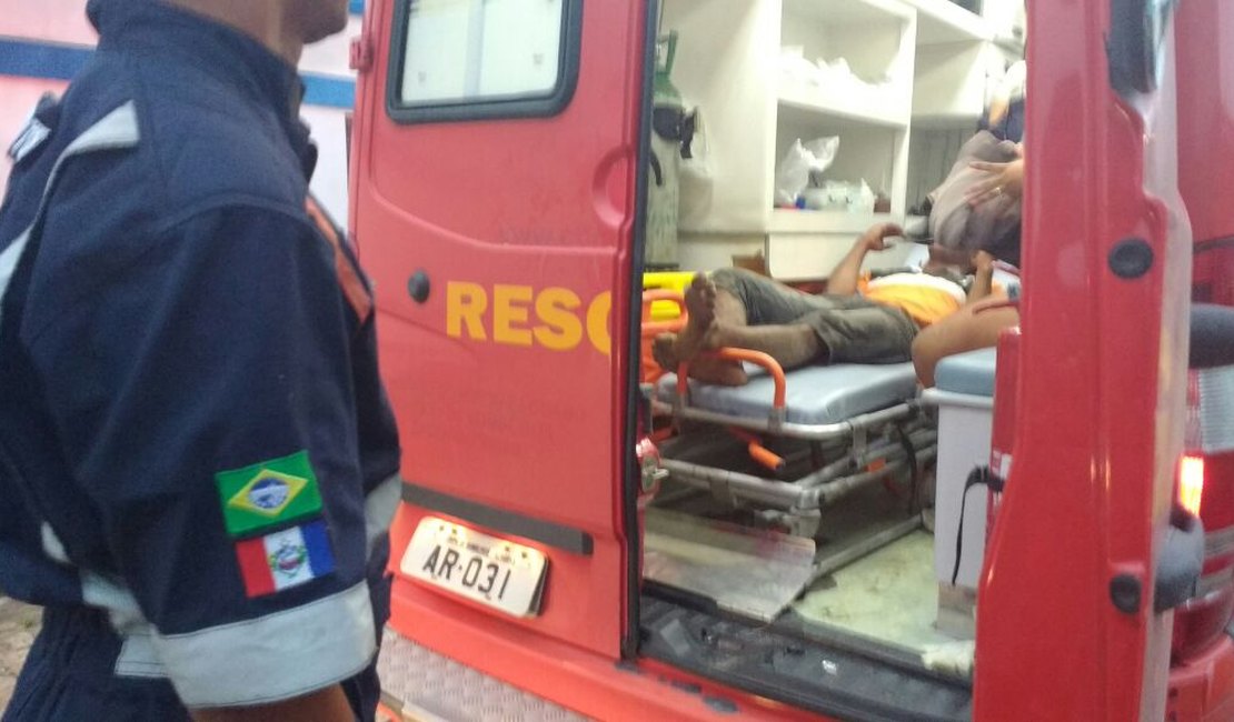 Motorista sofre mal súbito e colide contra poste na Av. Menino Marcelo
