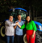 Governador Paulo Dantas entrega trator para atender agricultores familiares em Pariconha