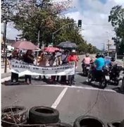 [Vídeo] Greve de trabalhadores dos Veredas continua e parte da Av. Fernandes Lima é bloqueada