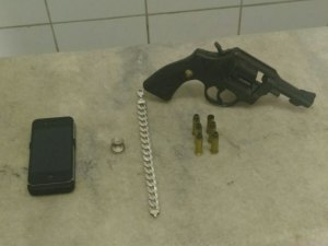 Suspeito de assalto é baleado durante troca de tiros