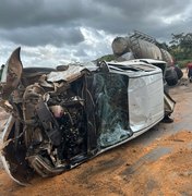 Colisão entre três carros e carreta causa ﻿derramamento de óleo em Teotônio Vilela