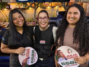 Júlia Nunes percorre três cidades do Agreste e ouve demandas da população