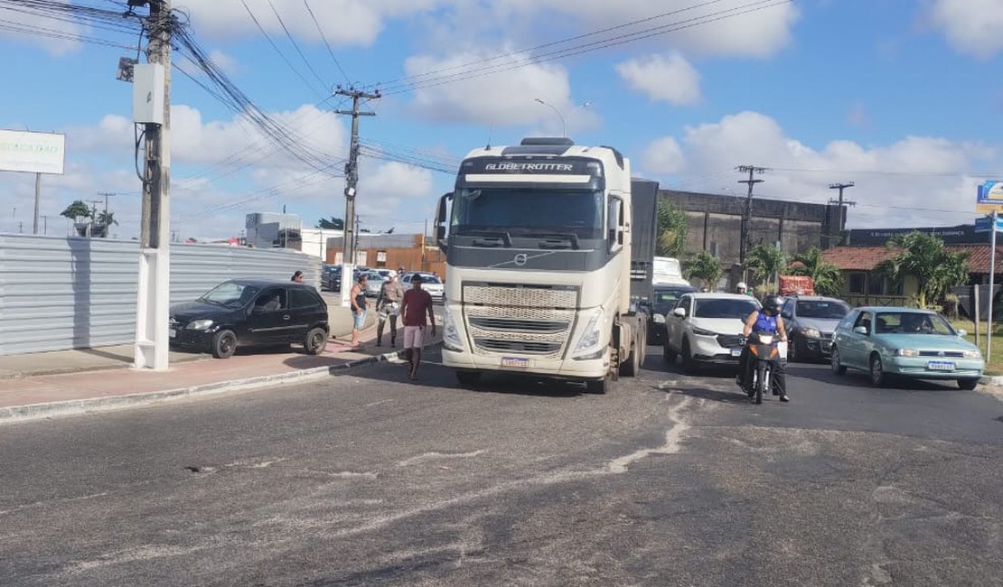 Colisão entre carro e carreta é registrada na AL-110, em Arapiraca