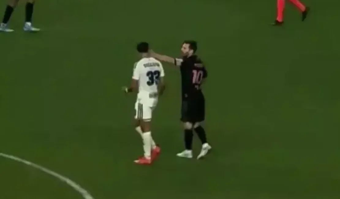 Messi é multado após dar tapa no rosto de adversário