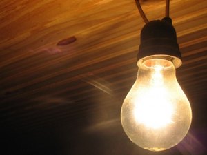 Cobrança extra na conta de luz continua em agosto, diz Aneel