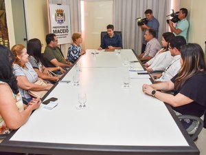 Rui assina ordem de serviço para projeto de energia solar em escola