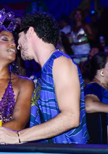 Iza e João Vitor Silva oficializam romance durante o Carnaval