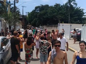 Helicóptero cai e mata pedestre em Ubatuba