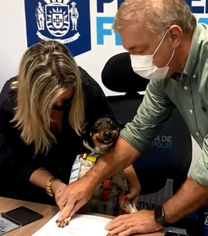 [Vídeo] Cadelinha é convidada para assinar projeto de lei que cria política pública para animais