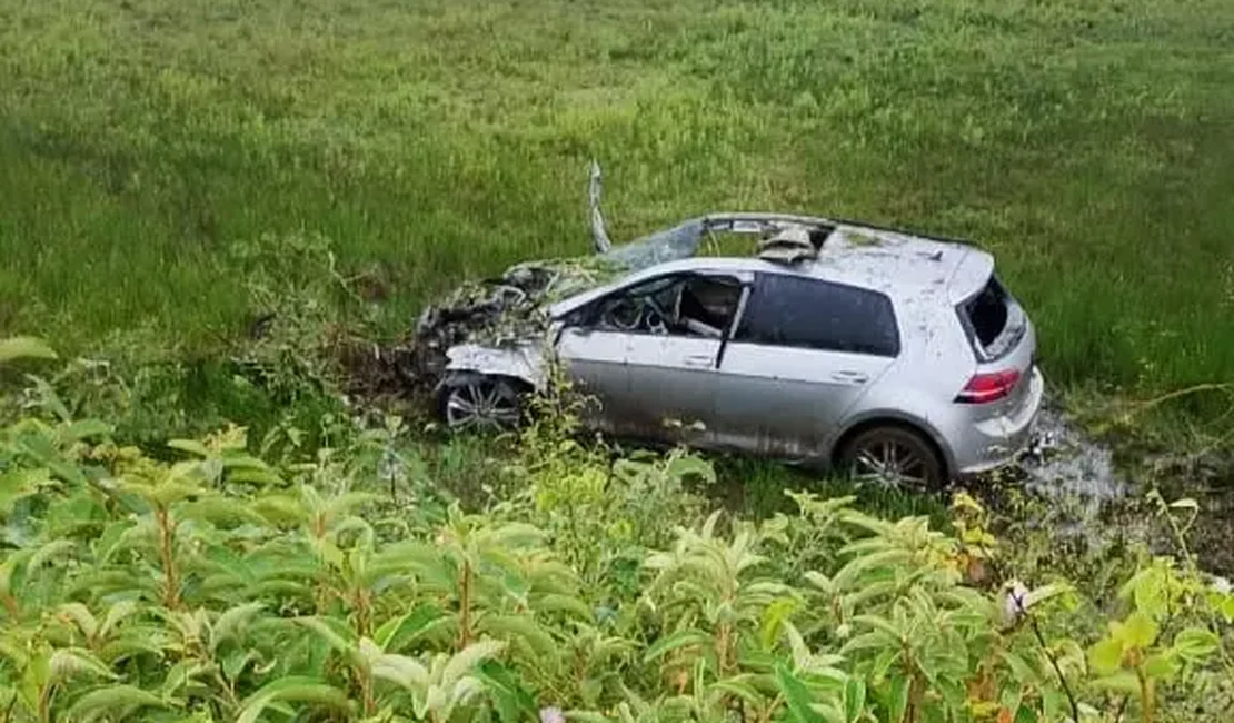 Capotamento deixa jovem ferido e boi atingido em Lagoa da Canoa