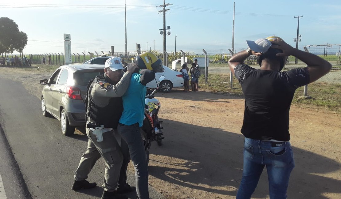 Operação policial revista veículos e passageiros em São Miguel dos Campos