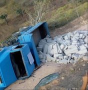 Caminhão tomba em Mata Grande e carga bloqueia acesso a povoado