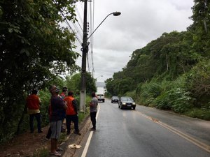 Defesa Civil de Maceió interdita totalmente trânsito na Ladeira de Fernão Velho