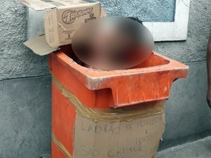 Homem morre após ser espancado e amarrado em lixeira ao lado de cartaz: 'Ladrão de morador e idoso'
