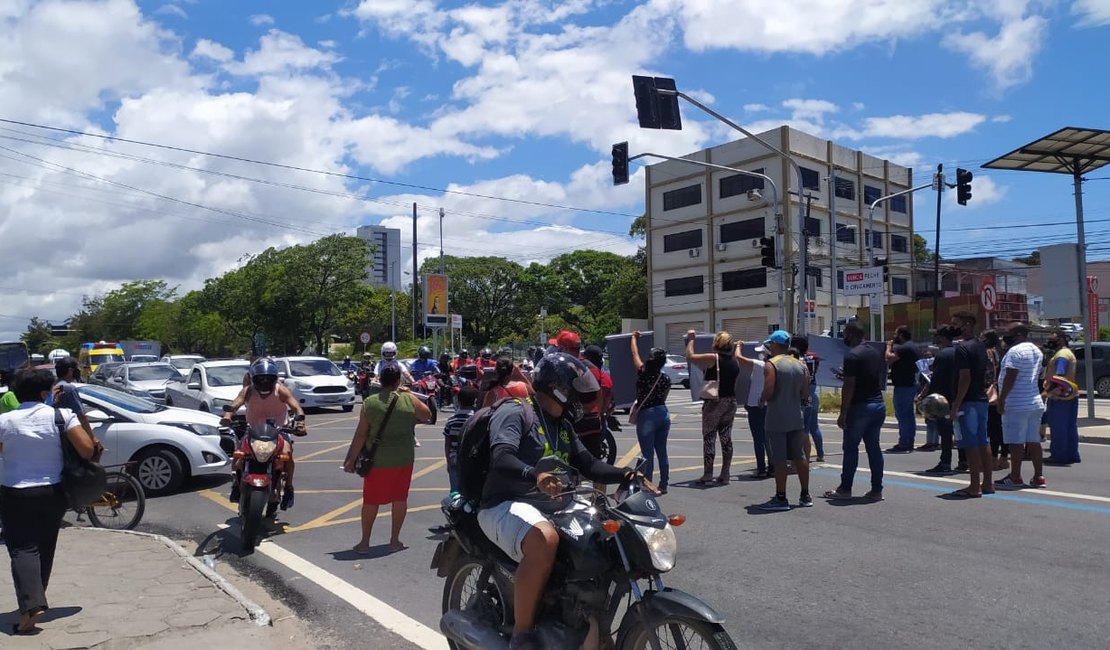 Vítimas de golpe da falsa casa própria protestam na Av. Fernandes Lima