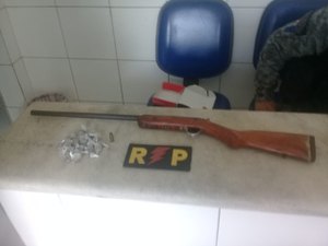 Maconha e espingarda caseira são apreendidas no Cruzeiro do Sul