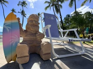 Prefeitura instala Papai Noel de 'areia' ao lado da Cadeira Gigante para Natal de Maceió