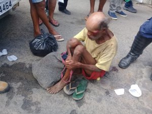 Morador de rua é atropelado após ser empurrado em pista