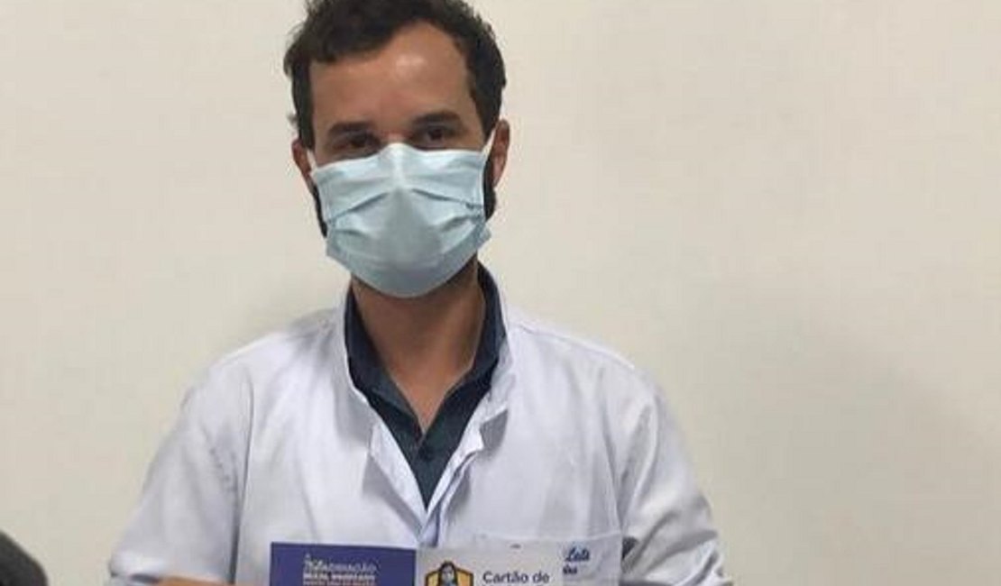 Enfermeiro que atua na linha de frente contra à Covid-19 é o primeiro a ser imunizado em Arapiraca