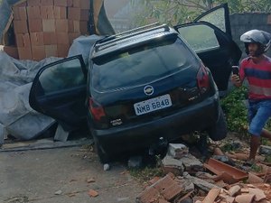 Motorista com sinais de embriaguez fica ferido após bater carro contra muro em Maceió