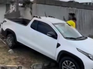 Colisão entre veículos termina com carro atingindo muro de residência em Arapiraca