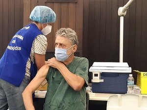 Aos 76 anos, Chico Buarque recebe 2ª dose de vacina contra covid-19