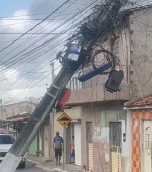 Caminhão danifica poste e deixa fiação elétrica em risco no Manoel Teles