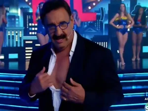 Ratinho causa polêmica ao mostrar o mamilo ao vivo