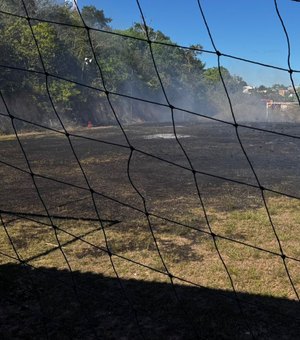 Incêndio levanta suspeita de crime em área próxima ao Estádio Alfredo Leahy, em Penedo