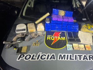 Traficante é preso com drogas escondidas em fundo falso de banheiro