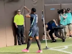 Deu a vida: fotógrafo cai em gol de Endrick e tombo viraliza nas redes