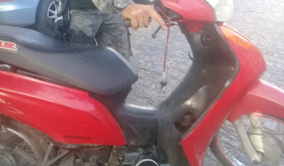 Suspeito pula de motocicleta para não ser preso pela polícia