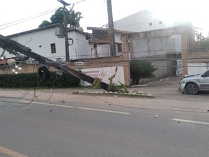 Condutor perde controle de veículo e carro derruba poste em Maragogi