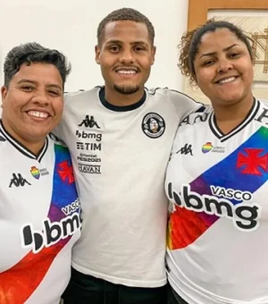 Jogador do Vasco posta foto com as mães e vibra com campanha do clube: 'Bom ver esse amor de perto'