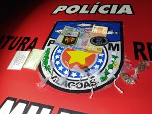 Homem em atitude suspeita é preso com drogas em Arapiraca