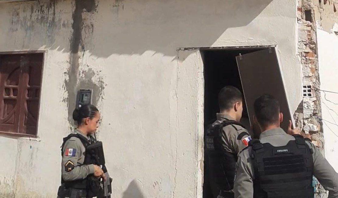 Mulher é resgatada por policiais militares após atear fogo na própria casa em Arapiraca