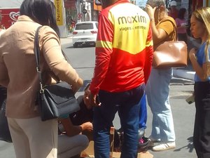 Colisão entre carro e motocicleta deixa mulher ferida no Centro de Arapiraca