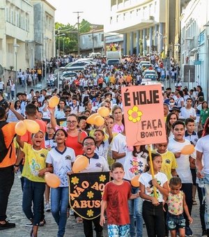 Caminhada reúne centenas contra violência sexual de crianças e adolescentes em Penedo