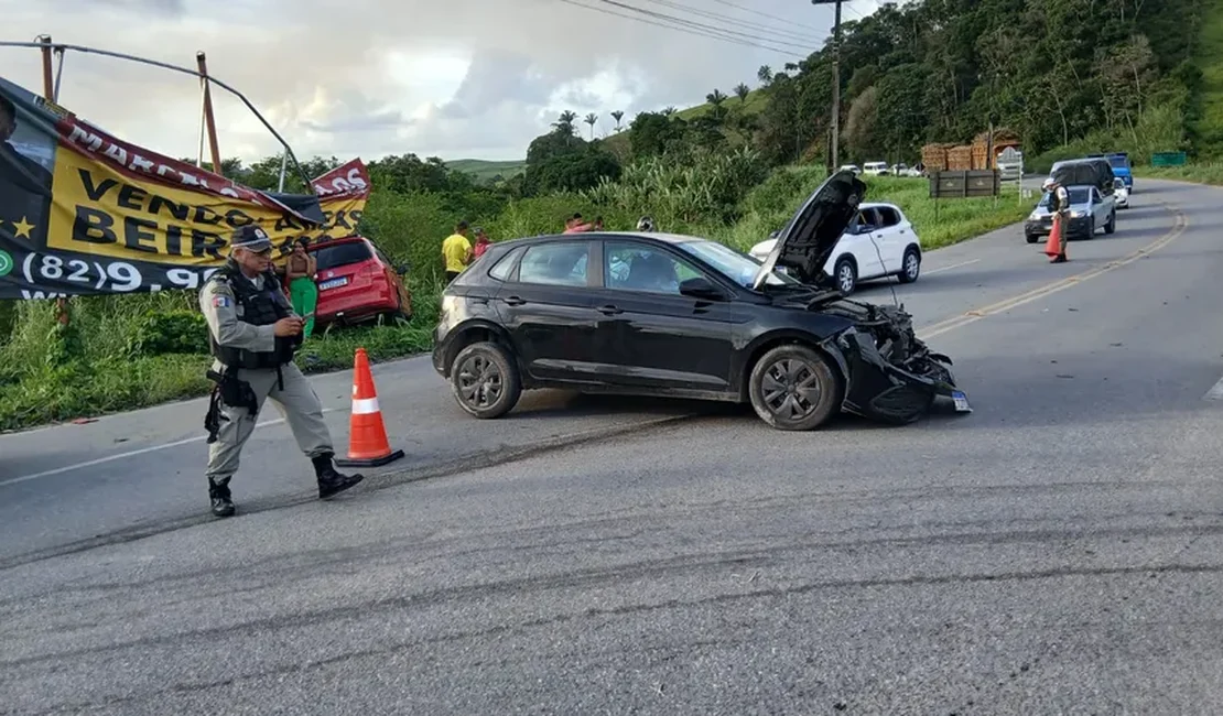 Gestante está entre as vítimas de acidente na AL-105, em Passo de Camaragibe