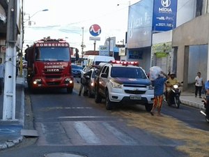 Caminhão derrama óleo na pista e causa congestionamento no trânsito