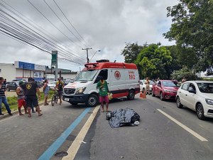 [Vídeo] Acidente deixa motociclista morto e populares incendeiam carro em Maceió