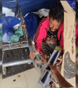 Jovem viraliza ao distribuir facas a moradores de rua e é investigado