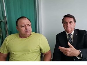 'Um manda, o outro obedece', diz Pazuello ao receber Bolsonaro após crise da vacina