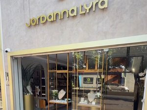 Criminoso invade loja de semijoias na Jatiúca e furta até as prateleiras, em Maceió