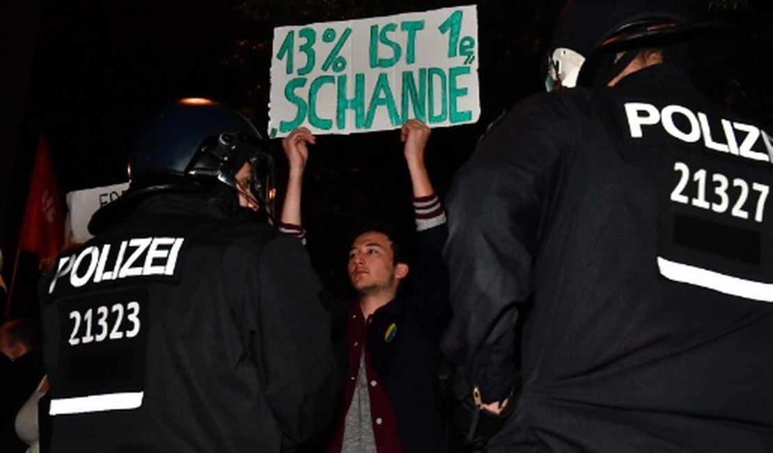Aos gritos de 'fora nazistas', alemães protestam em frente ao evento da extrema-direita